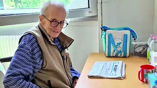 Tito Cancian seduto alla scrivania della sua camera