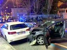 La Peugeot in fuga si è schiantata contro un'Audi parcheggiata in uno stallo blu (foto Ambrosio / Petrussi)