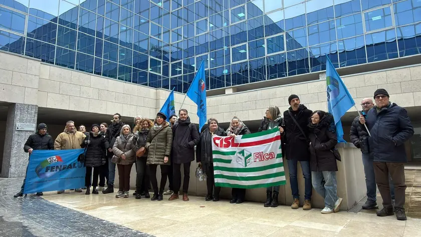 Il presidio dei lavoratori di Snaidero fuori dalla sede della Regione a Udine (foto Petrussi)