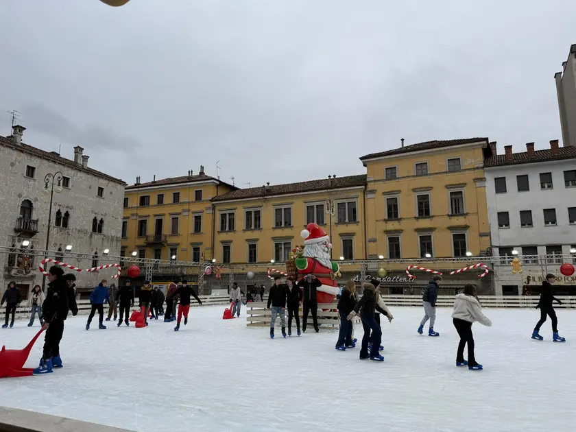 Lezione di educazione fisica sulla pista di ghiaccio per gli studenti del Volta di Udine