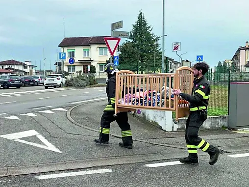 I vigili del fuoco hanno trasferito a mano culle e lettini in oratorio (foto Ambrosio / Petrussi)