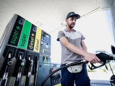 Un benzinaio in una stazione di servizio (archivio)