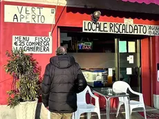 Il cartello che compare da molti anni all’esterno del bar