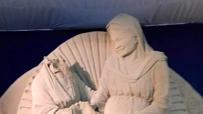 La scultura senza testa nel presepe di sabbia a Lignano: nessun atto vandalico, è colpa del freddo