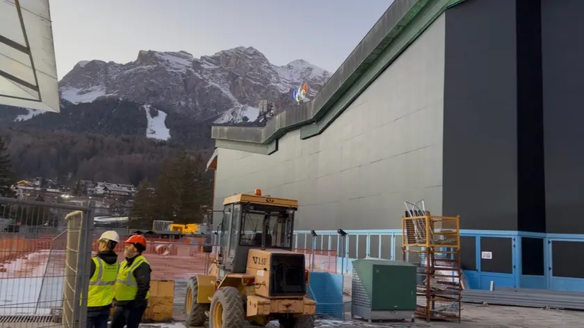 Alcuni controllori all’interno dello stadio olimpico del ghiaccio