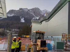 Alcuni controllori all’interno dello stadio olimpico del ghiaccio