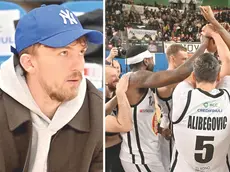 Il neo acquisto Kristers Zoriks e la festa dei giocatori dell'Apu dopo il successo su Cremona (foto Petrussi)