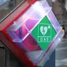 Postazione con defibrillatore in una città
