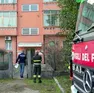 Polizia e vigili del fuoco all’esterno della palazzina di via Cimoliana a Pordenone