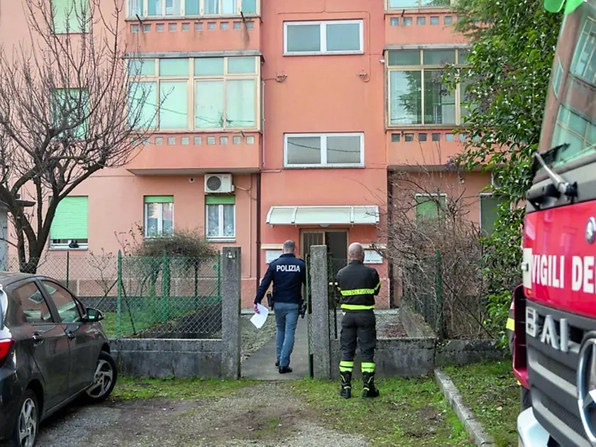Polizia e vigili del fuoco all’esterno della palazzina di via Cimoliana a Pordenone