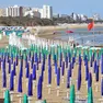 Lignano Sabbiadoro. Un'immagine della spiaggia predisposta per la nuova stagione.