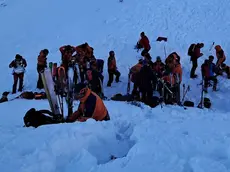 I soccorritori in azione dopo la valanga