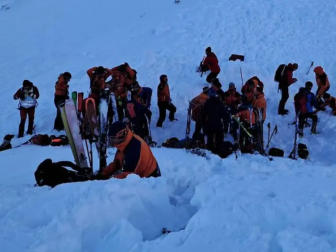 I soccorritori in azione dopo la valanga