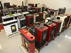 Una serie di stufe a pellet: sempre più abitazioni le adottano.