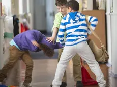 Non solo insulti: il 7% dei ragazzi è stato picchiato, il 15% strattonato