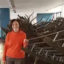 La direttrice Marta Novello vicino allo scafo della Julia Felix