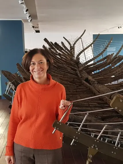 La direttrice Marta Novello vicino allo scafo della Julia Felix