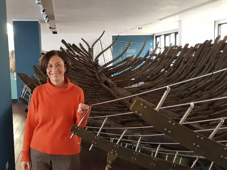La direttrice Marta Novello vicino allo scafo della Julia Felix