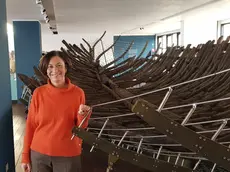 La direttrice Marta Novello vicino allo scafo della Julia Felix