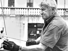 Gian Carlo Gentilini, nel riquadro e mentre monta un ring