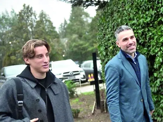 Edoardo Bove, 23 anni, con Valon Behrami e Gianluca Nani nel suo primo giorno al Watford