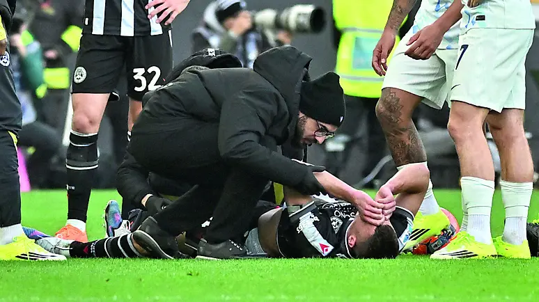 Piotrowski a terra dolorante mentre riceve i primi soccorsi (foto Petrussi)