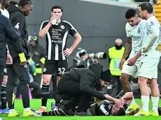 Piotrowski a terra dolorante mentre riceve i primi soccorsi (foto Petrussi)