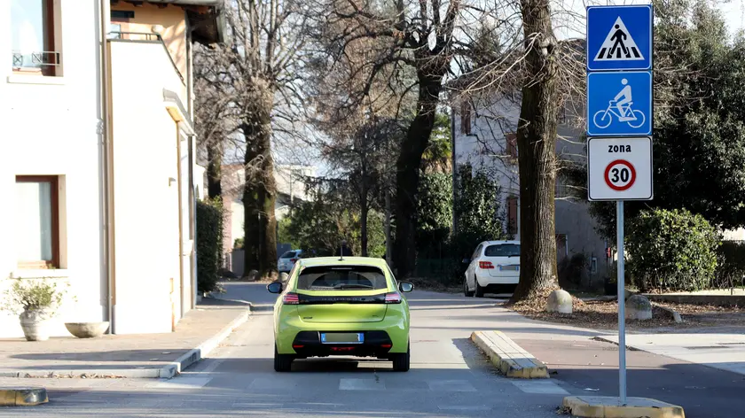 La sentenza del Tar che riguarda Bologna riaccende il dibattito anche a Pordenone, dove le zone a velocità calmierata sono state introdotte con criteri differenti