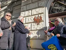 Il simbolo del Friuli sulla facciata dell’ex sede del municipio di Lucinico foto Tibaldi