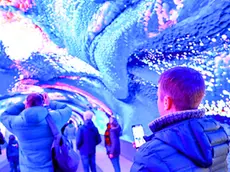 La Digital art gallery (Dag) con i tanti visitatori che al suo interno non esitano a scattare fotografie e realizzare. Foto Daniele Tibaldi