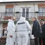Gli inquirenti davanti alla casa dove sono stati rinvenuti i corpi di Luigino e di Luigia