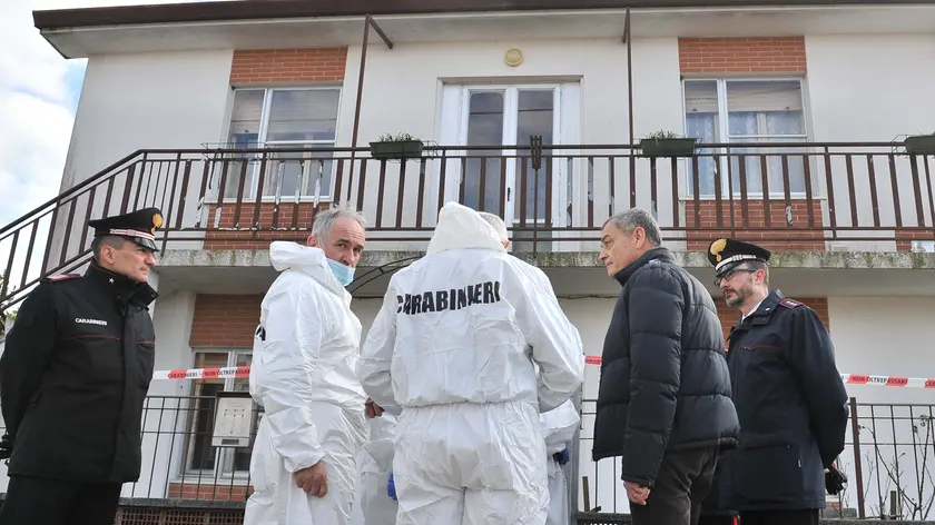 Gli inquirenti davanti alla casa dove sono stati rinvenuti i corpi di Luigino e di Luigia