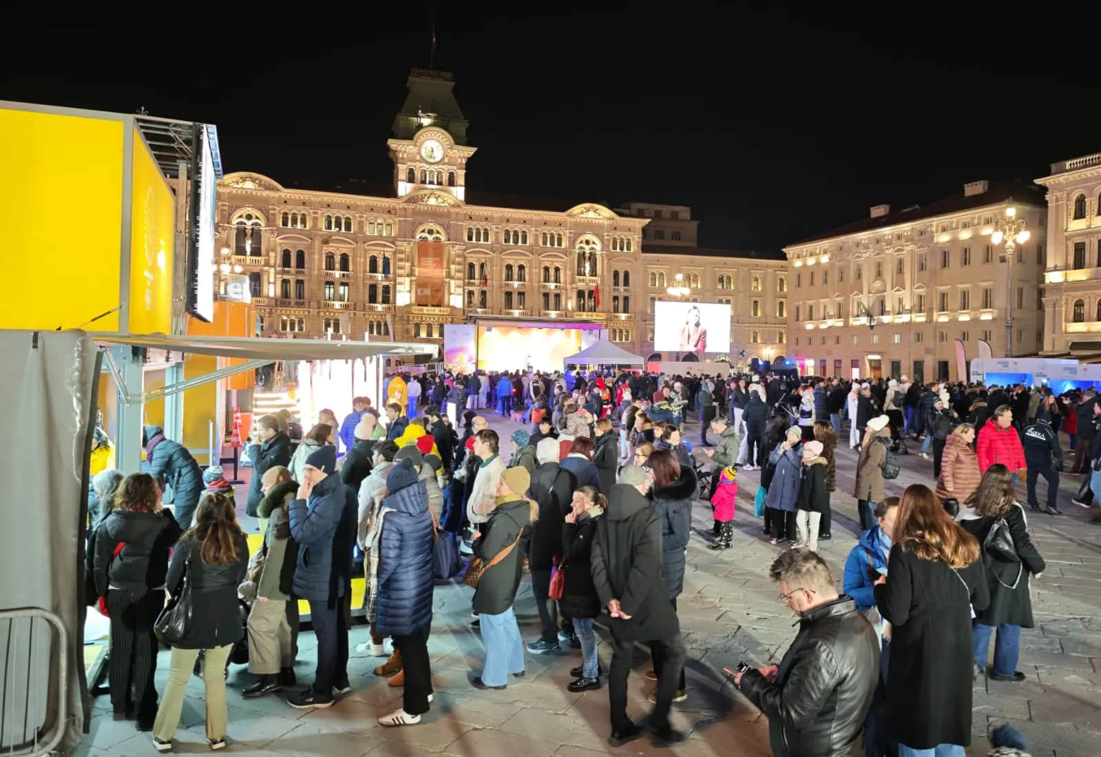 L'attesa in piazza Unità. Foto Lasorte