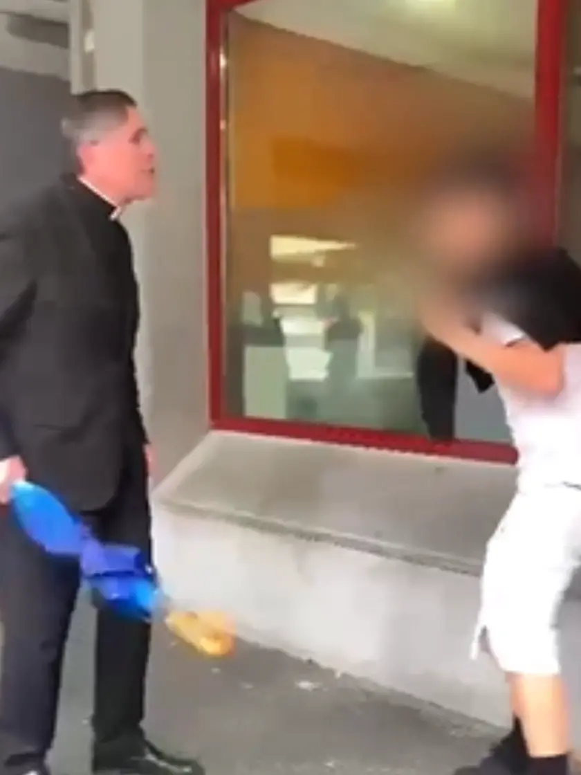 Alcuni frame del video virale girato a Tolmezzo due anni fa