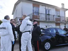 Gli investigatori in via Casette, a Pertegada di Latisana, davanti all’abitazione teatro del delitto (Pertrussi)