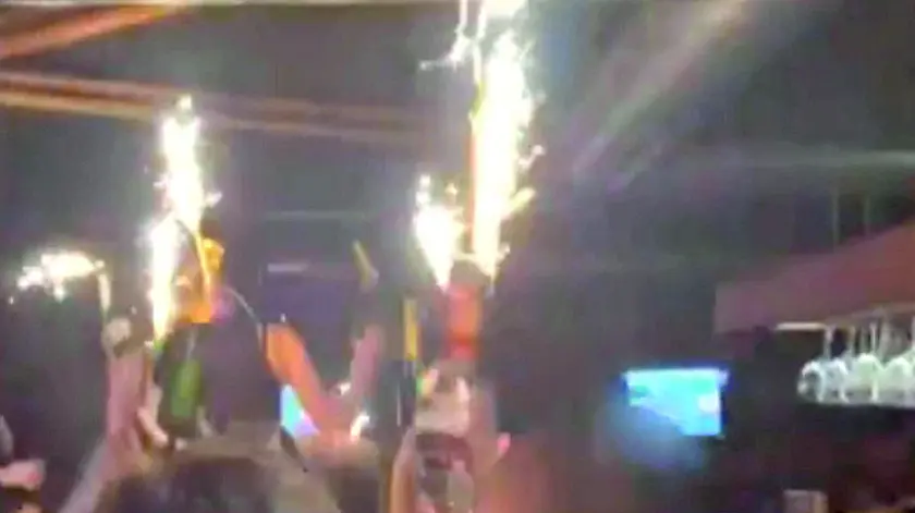 Un frame di un video agli atti dell'indagine sul caso di Crans-Montana (trasmesso dall'emittente Bfm e diffuso dall’Ansa)