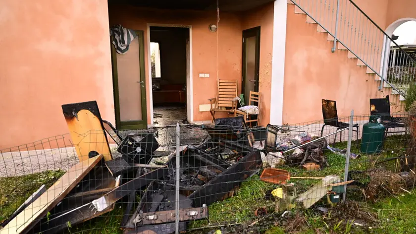 Gli interni dell'appartamento dove si è sviluppato l'incendio