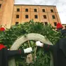 Carabinieri in alta uniforme depongono una corona d'alloro alla Risiera di San Sabba, campo di prigionia nazista durante la seconda guerra mondiale
