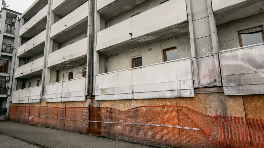 La palazzina Ater di Cervignano rimasta danneggiata dall’incendio (foto Bonaventura)