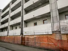 La palazzina Ater di Cervignano rimasta danneggiata dall’incendio (foto Bonaventura)