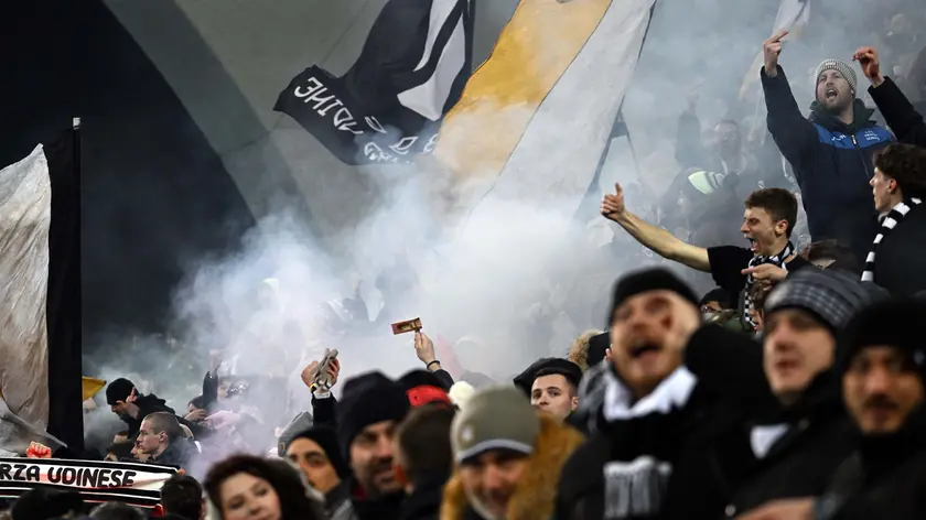 Tifosi bianconeri festeggiano durante la partita tra Udinese e Milan