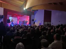 Il folto pubblico che ha assistito alla serata musicale con le cover di Nomadi e Pooh