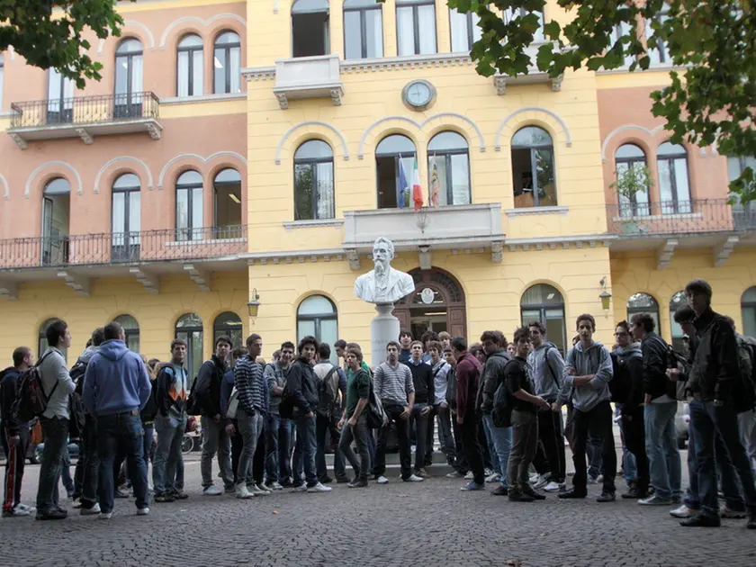 Una classe di fronte all’istituto Cerletti: la scuola sarà riconosciuta tra le dieci più gentili in tutta Italia