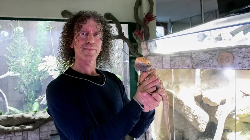 Il gestore del Centro di recupero fauna mostra un'iguana barbuta. Foto servizio di Katia Bonaventura