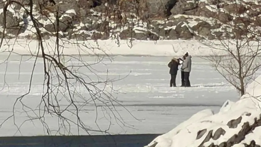 Alcuni turisti mentre camminano sul lago ghiacciato