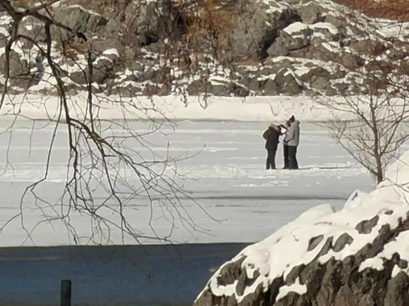 Alcuni turisti mentre camminano sul lago ghiacciato