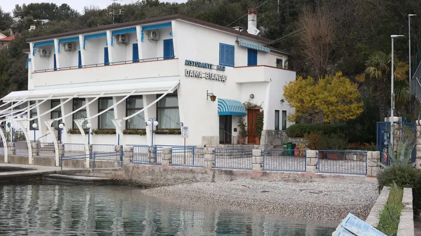 Lo storico ristorante Dama Bianca che si affaccia sul mare e il porticciolo di Duino Foto Andrea Lasorte
