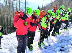 Una immagine del Soccorso alpino alle prese con una esercitazione in caso di valanga e ricerca persone