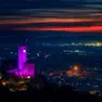 Luci rosa per il castello di Gemona (Petrussi)