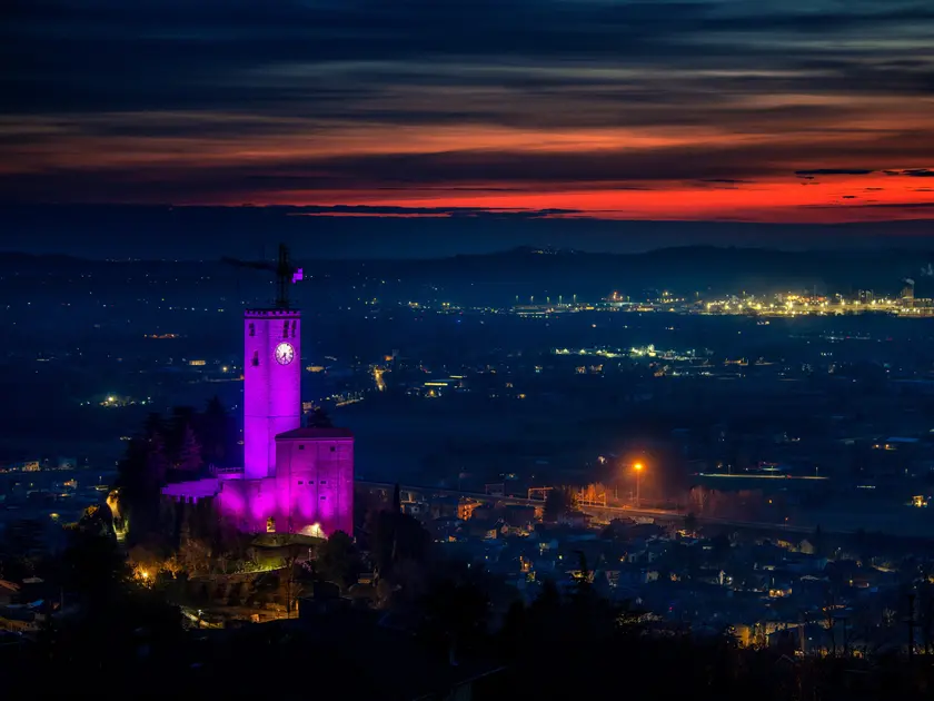 Luci rosa per il castello di Gemona (Petrussi)